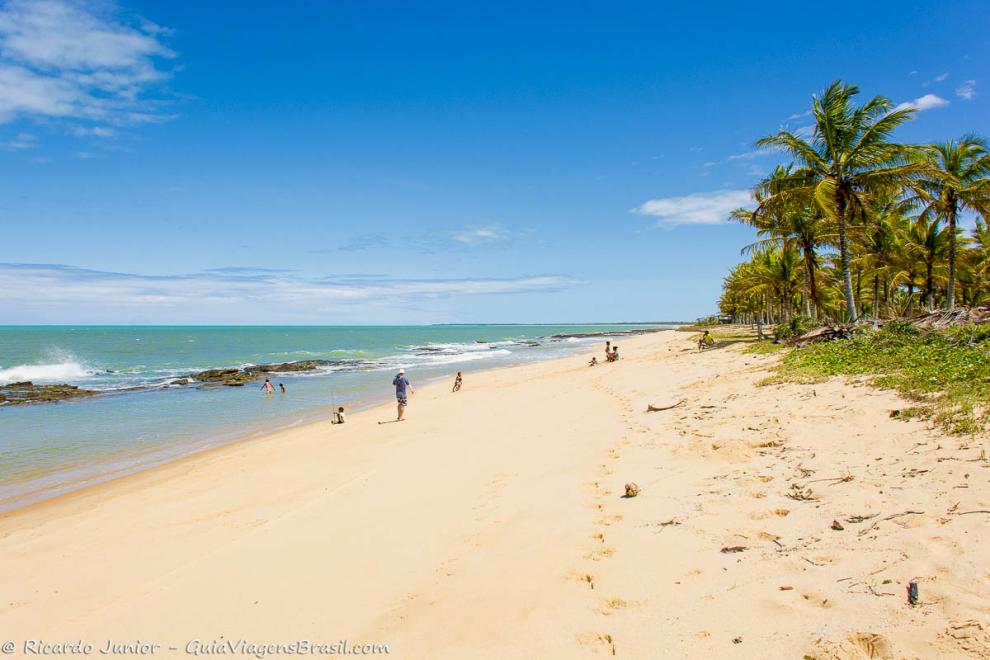 Imagem de turistas nas areias da Praia de Caraiva.